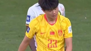 太强了！杨希首次代表国足两场比赛狂抢11次球：单挑碾压法甲球星！