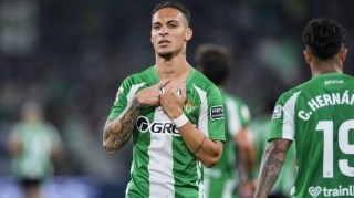 一日英超动向：曼城再具争冠实力，萨拉赫猛批斯洛特引发矛盾